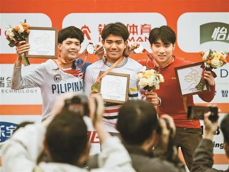 记者, src, 他设限都给